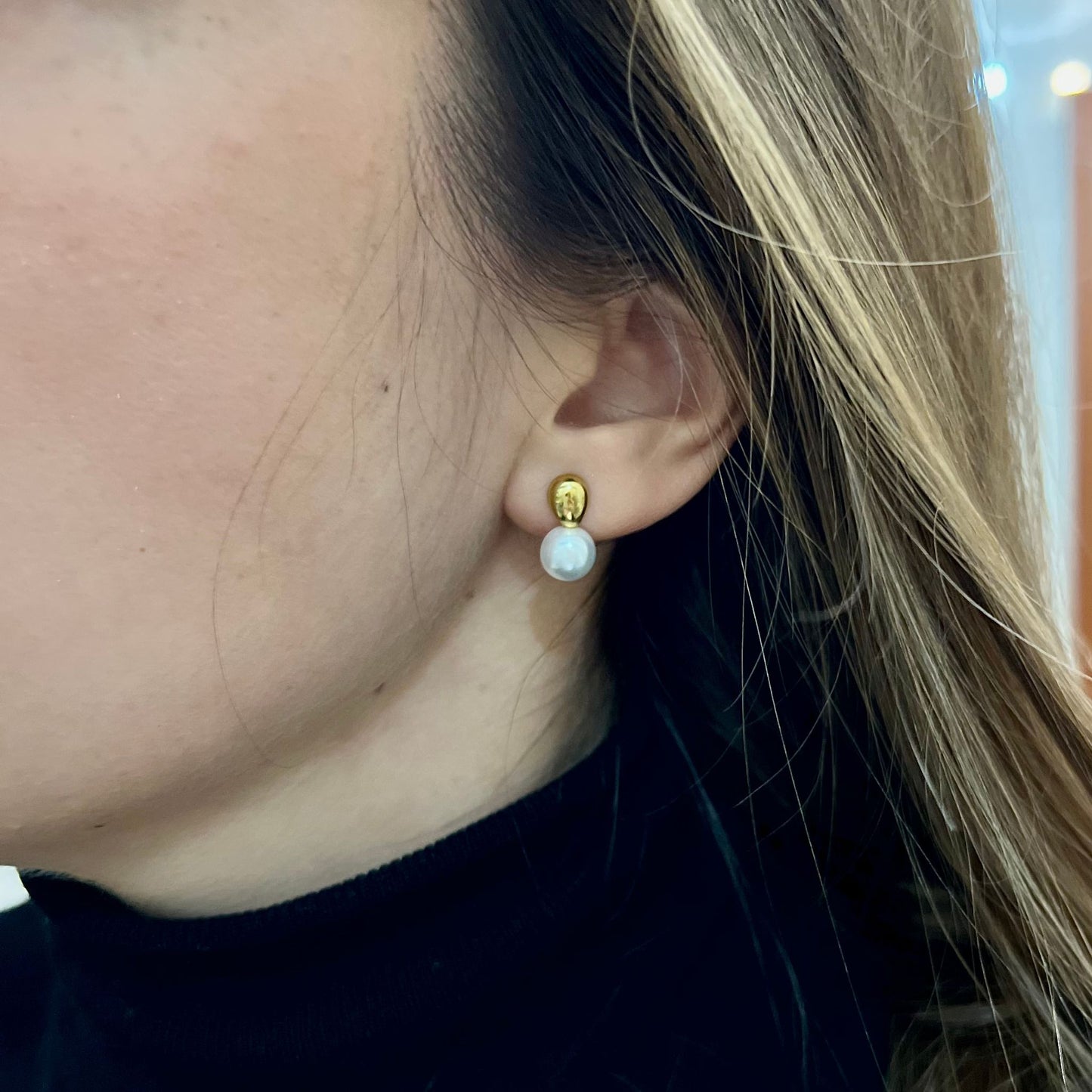 ALMA I | Brincos Curtos com Pérola em Aço Inoxidável