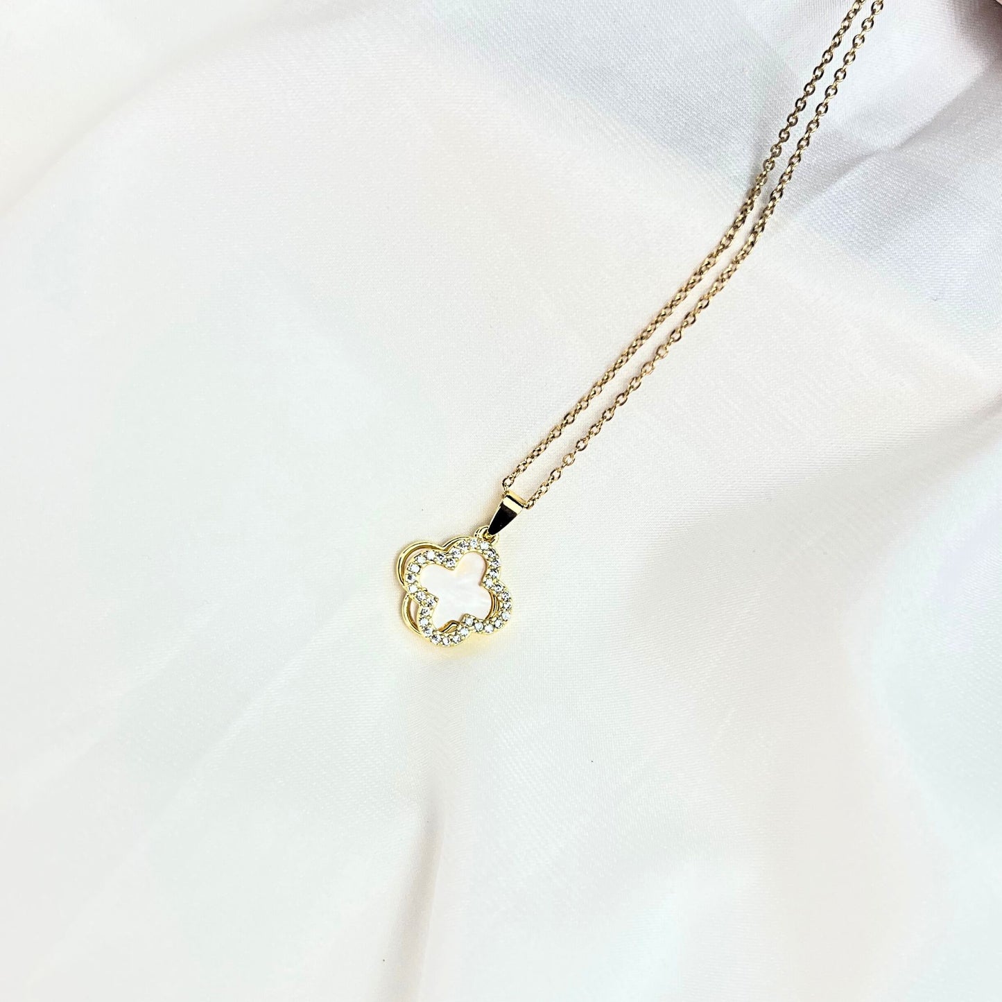 CLOVER | Colar com Trevo em Madrepérola e Zircônias em Aço Inoxidável