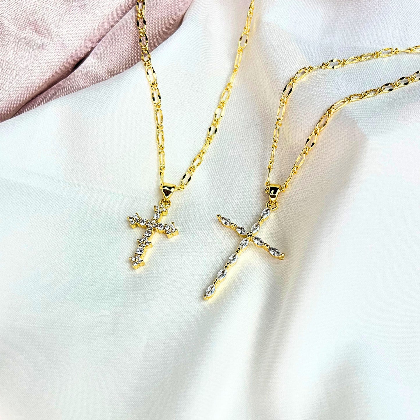 CROSS III | Colar com Cruz em Zircônias em Aço Inoxidável
