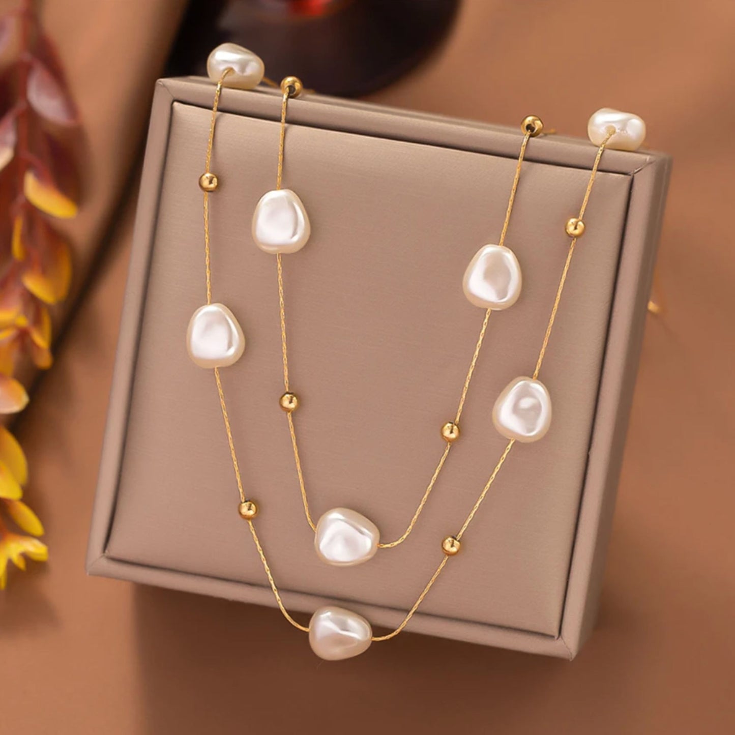 DOBLE PEARL | Colar Duplo tipo Gargantilha em Malha Dourada com Pérolas em Aço Inoxidável