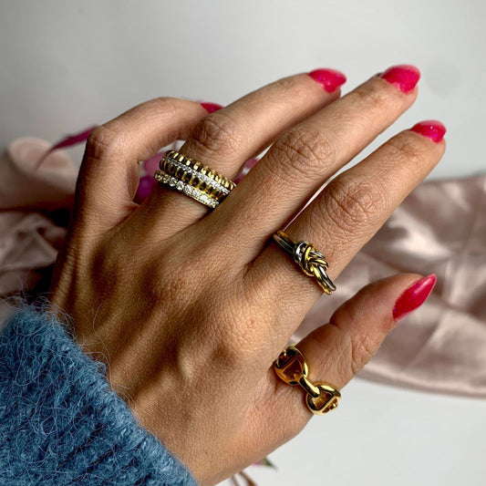 AMORA | Anel em Aço Inoxidável Dourado com Zircônias Brancas