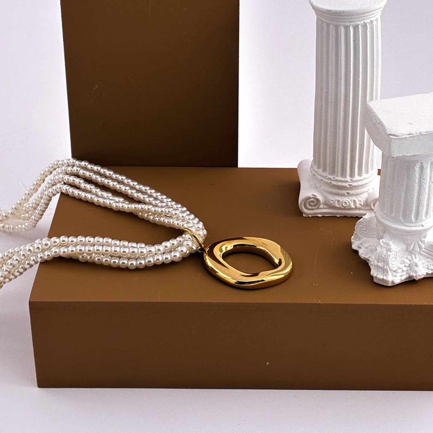 MAXI PEARL II | Colar Maxi com Múltiplas Pérolas e Pendente Oval