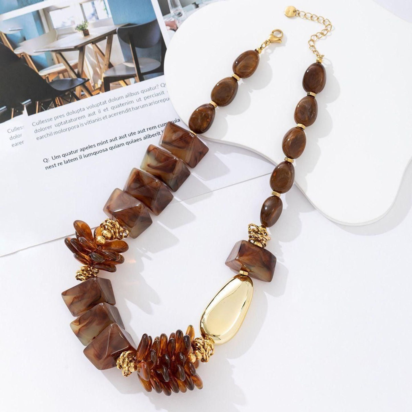 PINHA | Colar Maxi Castanho e Dourado em Acrílico e Aço Inox