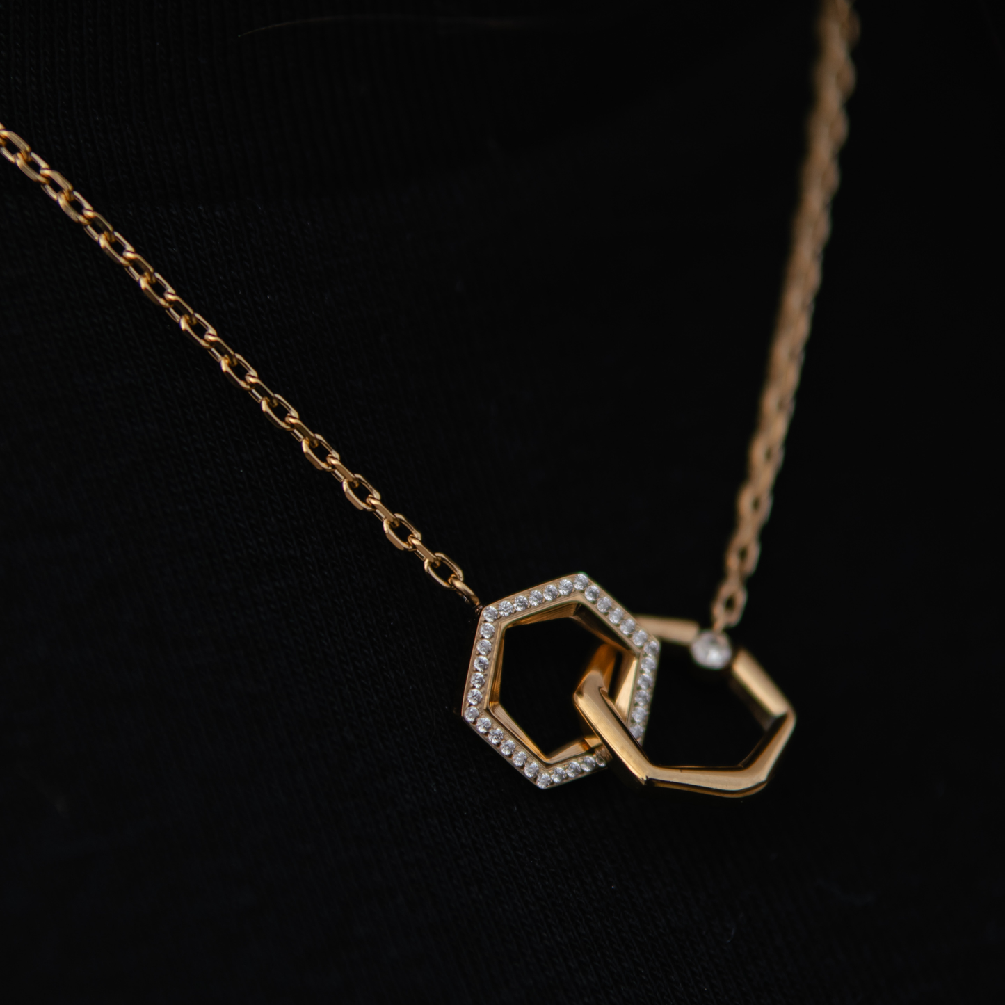 ZARA I | Colar com Hexágonos Interlaçados e Zircônias em Aço Inox