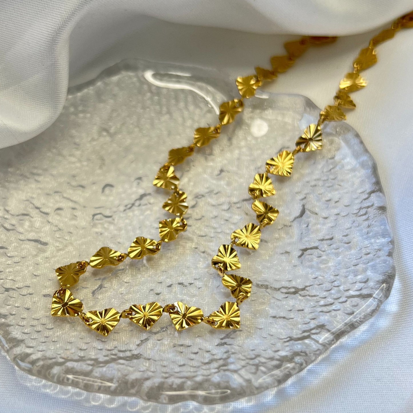 colar estilo chocker com corações trabalhados em aço inoxidável dourado