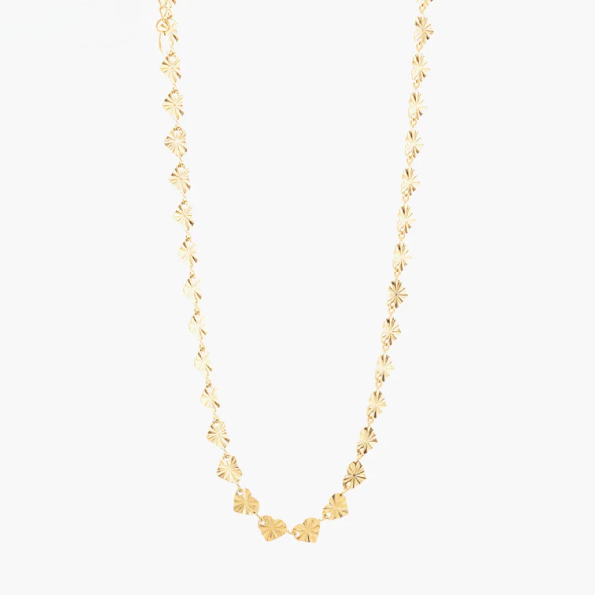 colar estilo chocker com corações trabalhados em aço inoxidável dourado