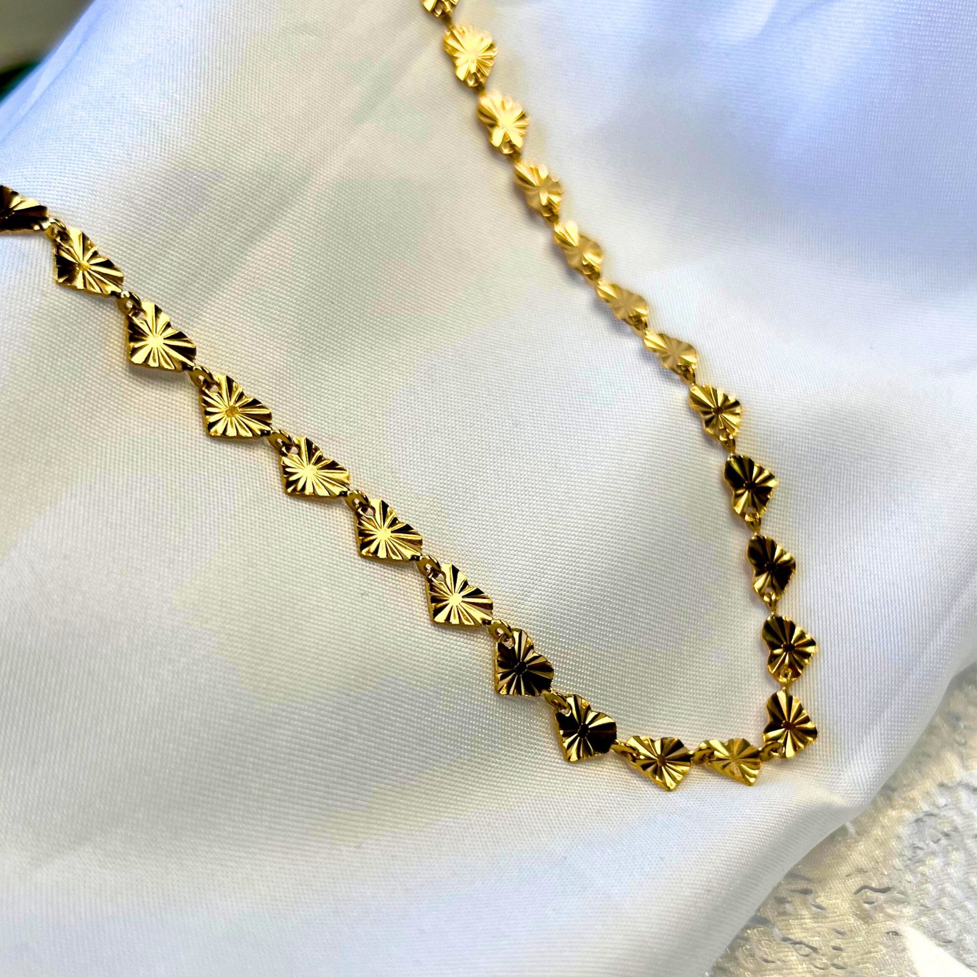 colar estilo chocker com corações trabalhados em aço inoxidável dourado