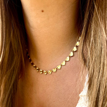 colar estilo chocker com corações trabalhados em aço inoxidável dourado