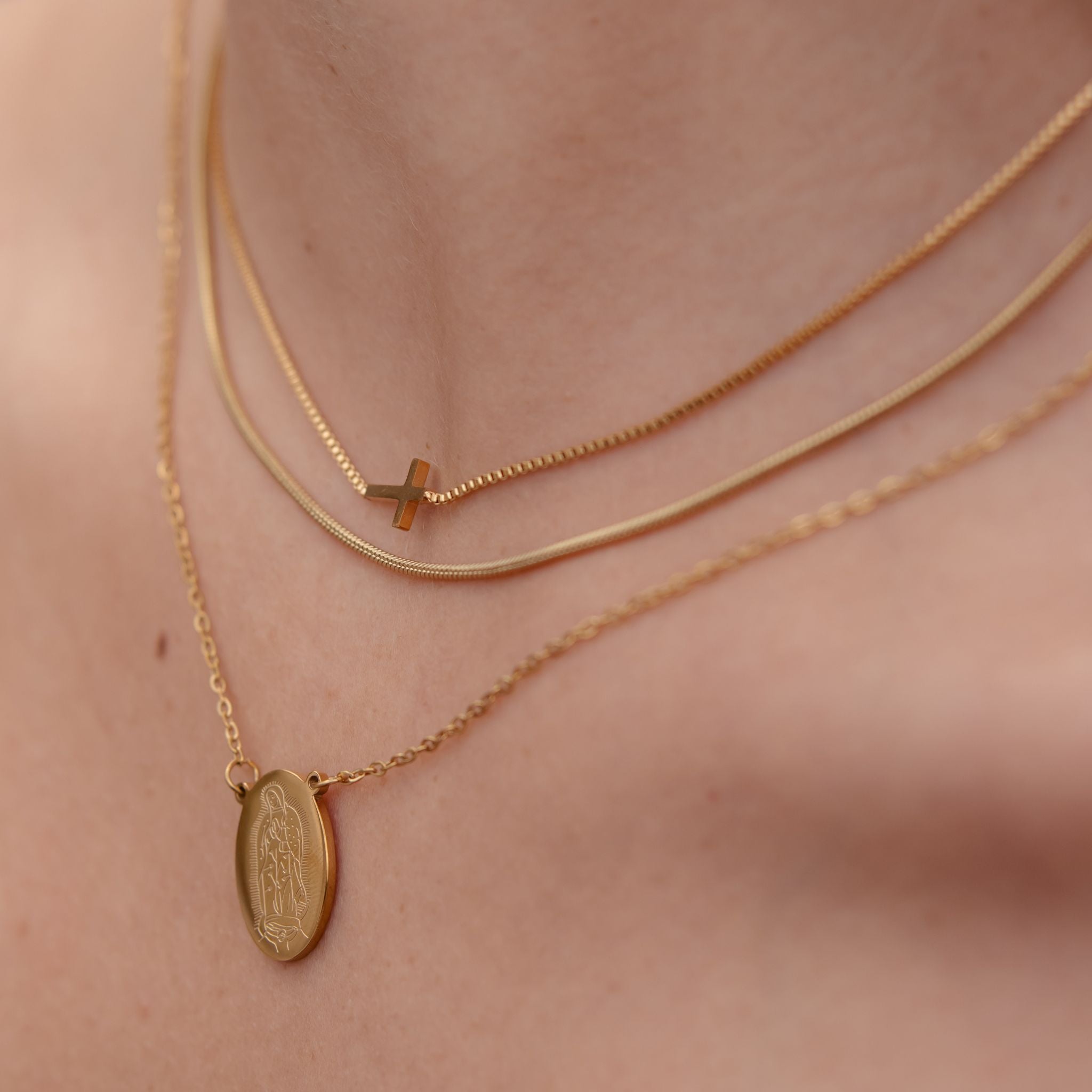 BLESSED | Escapulário com Nossa Sra. em Medalha Oval em Aço Inox