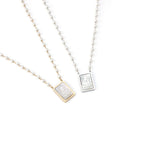 CHRIS | Colar em Pérolas com Medalha de Madrepérola e Jesus Cristo em Aço Inox