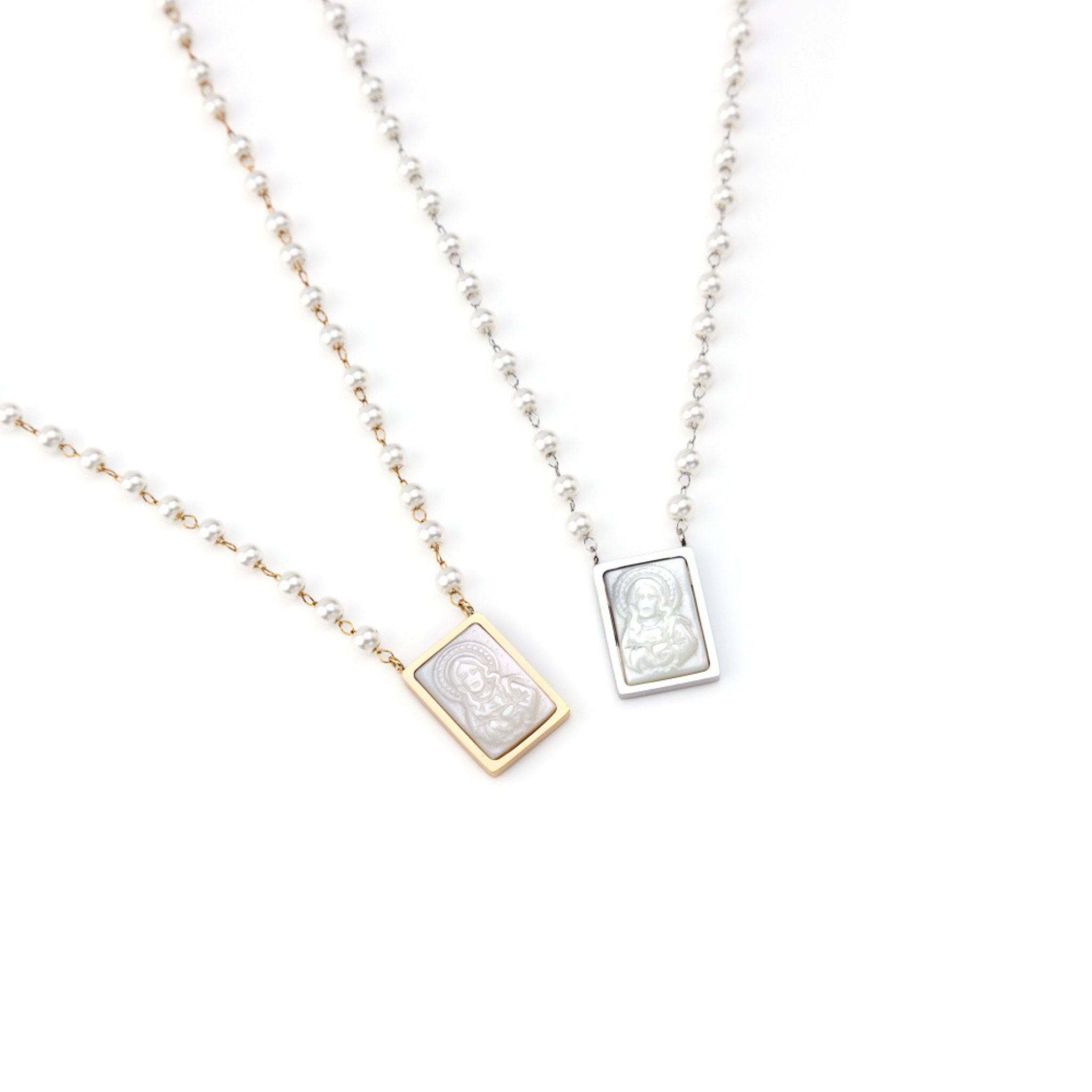 CHRIS | Colar em Pérolas com Medalha de Madrepérola e Jesus Cristo em Aço Inox