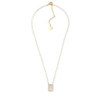 CHRIS | Colar em Pérolas com Medalha de Madrepérola e Jesus Cristo em Aço Inox