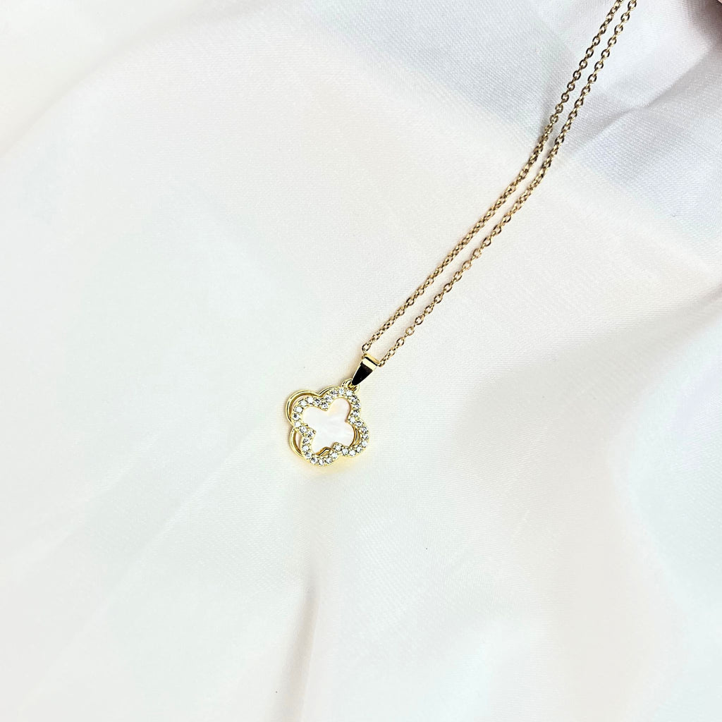 CLOVER | Colar com Trevo em Madrepérola e Zircônias em Aço Inoxidável