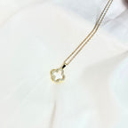 CLOVER | Colar com Trevo em Madrepérola e Zircônias em Aço Inoxidável