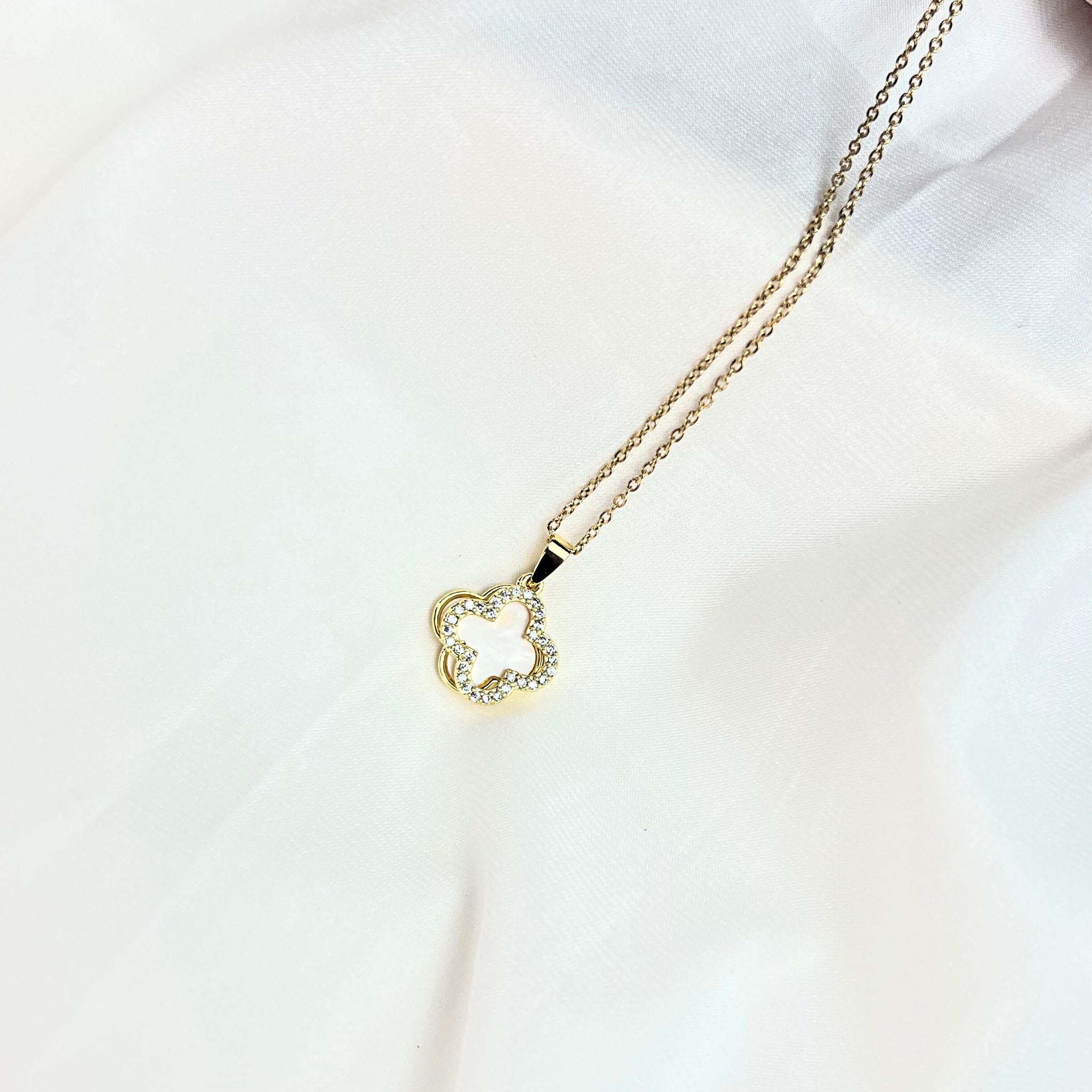 CLOVER | Colar com Trevo em Madrepérola e Zircônias em Aço Inoxidável