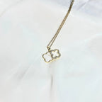 CLOVER | Colar com Trevo em Madrepérola e Zircônias em Aço Inoxidável