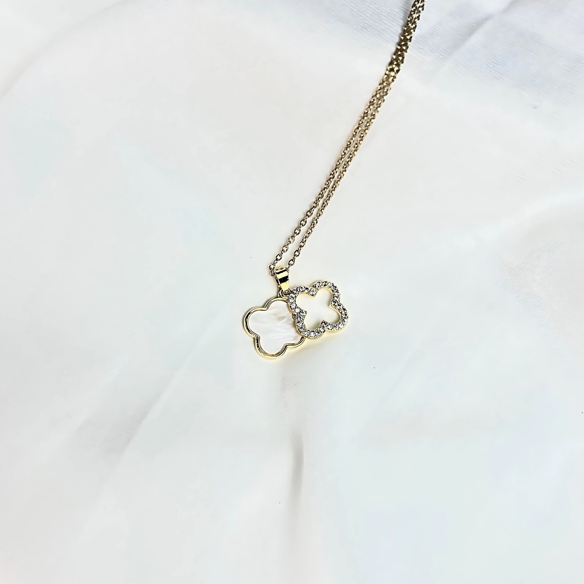 CLOVER | Colar com Trevo em Madrepérola e Zircônias em Aço Inoxidável
