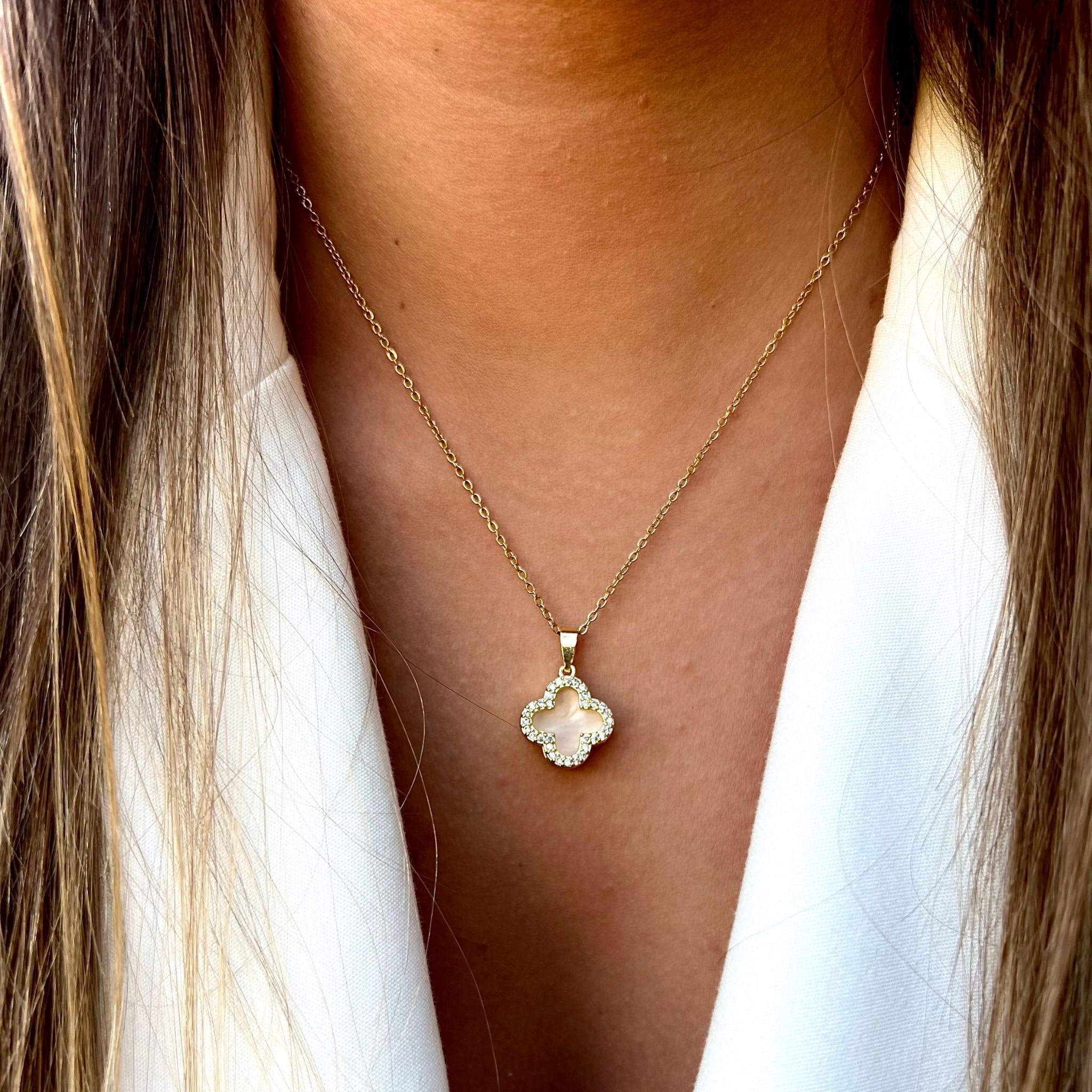 CLOVER | Colar com Trevo em Madrepérola e Zircônias em Aço Inoxidável