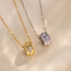 CLOVER | Colar Fino com Pendente Cilíndrico com Trevos em Zircônias em Aço Inox