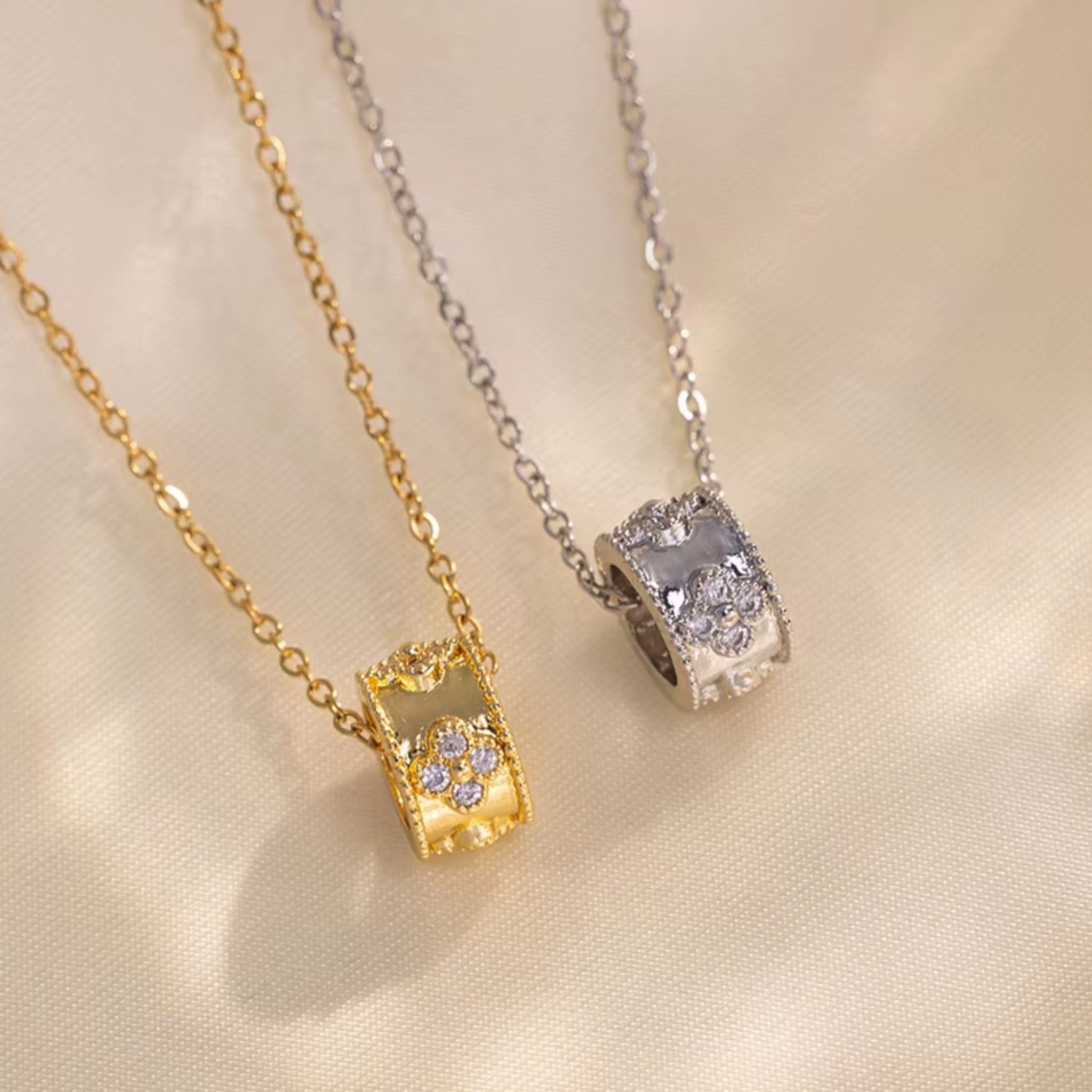 CLOVER | Colar Fino com Pendente Cilíndrico com Trevos em Zircônias em Aço Inox