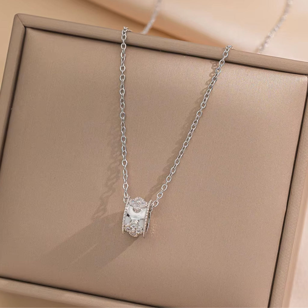 CLOVER | Colar Fino com Pendente Cilíndrico com Trevos em Zircônias em Aço Inox