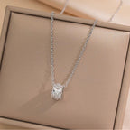 CLOVER | Colar Fino com Pendente Cilíndrico com Trevos em Zircônias em Aço Inox