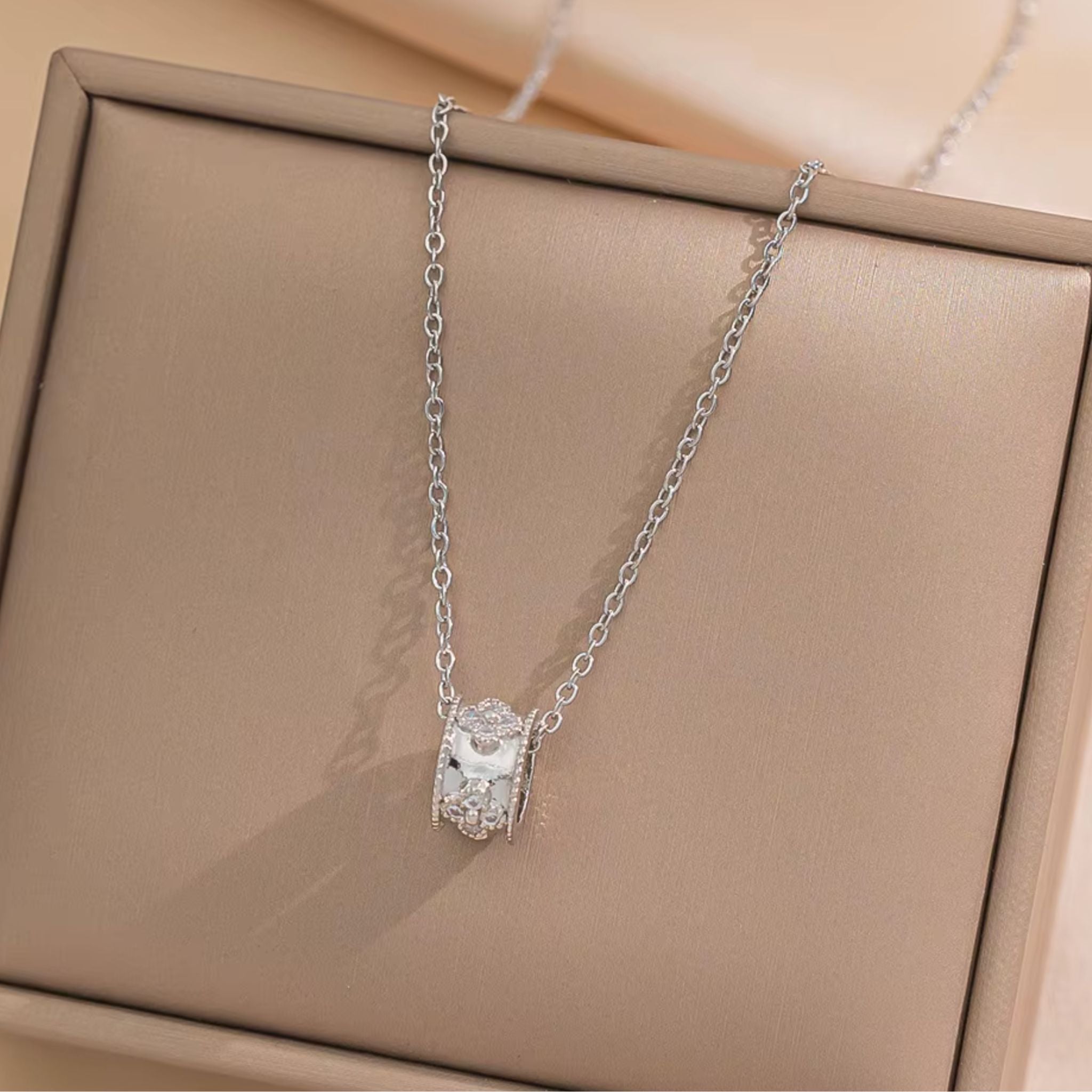 CLOVER | Colar Fino com Pendente Cilíndrico com Trevos em Zircônias em Aço Inox