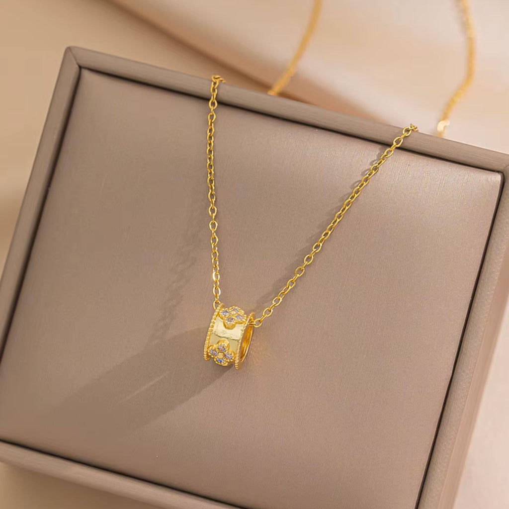 CLOVER | Colar Fino com Pendente Cilíndrico com Trevos em Zircônias em Aço Inox