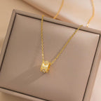 CLOVER | Colar Fino com Pendente Cilíndrico com Trevos em Zircônias em Aço Inox