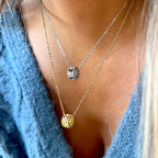 CLOVER | Colar Fino com Pendente Cilíndrico com Trevos em Zircônias em Aço Inox