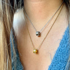 CLOVER | Colar Fino com Pendente Cilíndrico com Trevos em Zircônias em Aço Inox