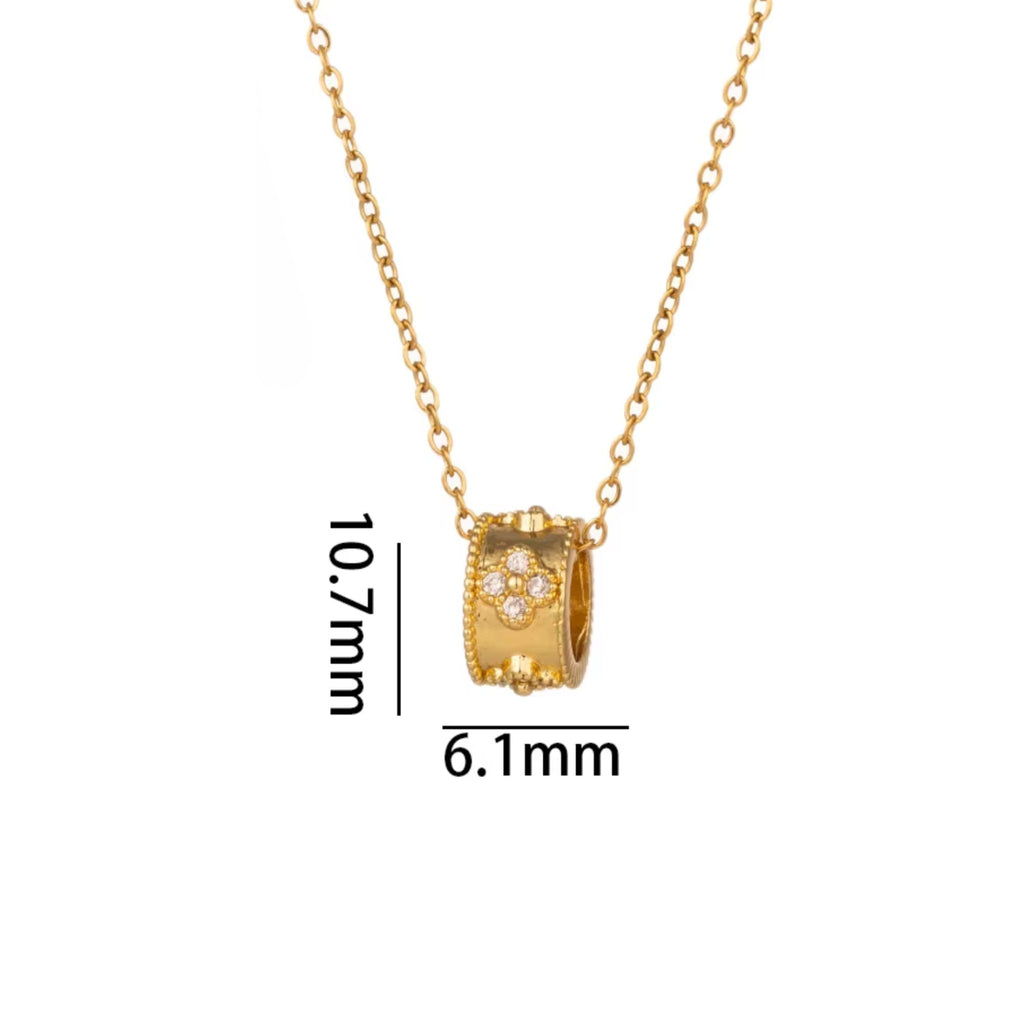 CLOVER | Colar Fino com Pendente Cilíndrico com Trevos em Zircônias em Aço Inox