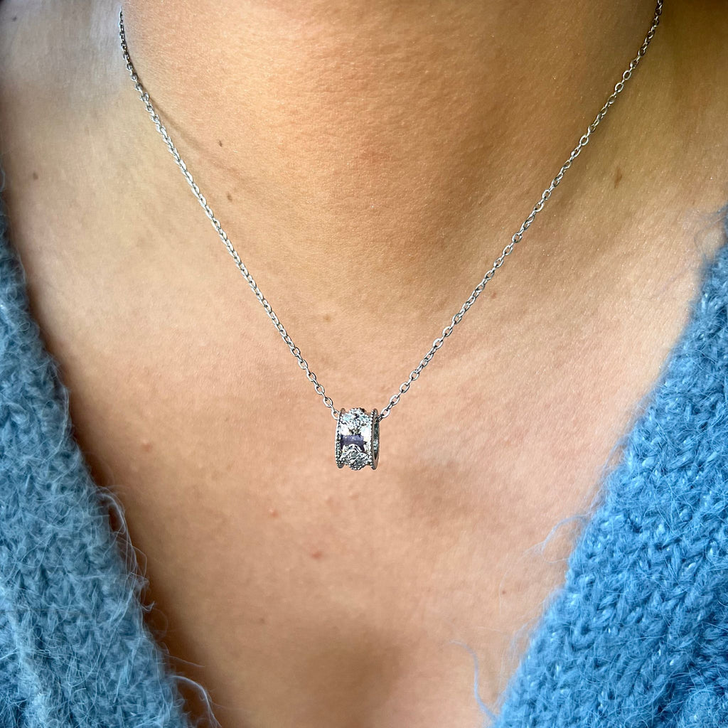 CLOVER | Colar Fino com Pendente Cilíndrico com Trevos em Zircônias em Aço Inox