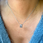 CLOVER | Colar Fino com Pendente Cilíndrico com Trevos em Zircônias em Aço Inox