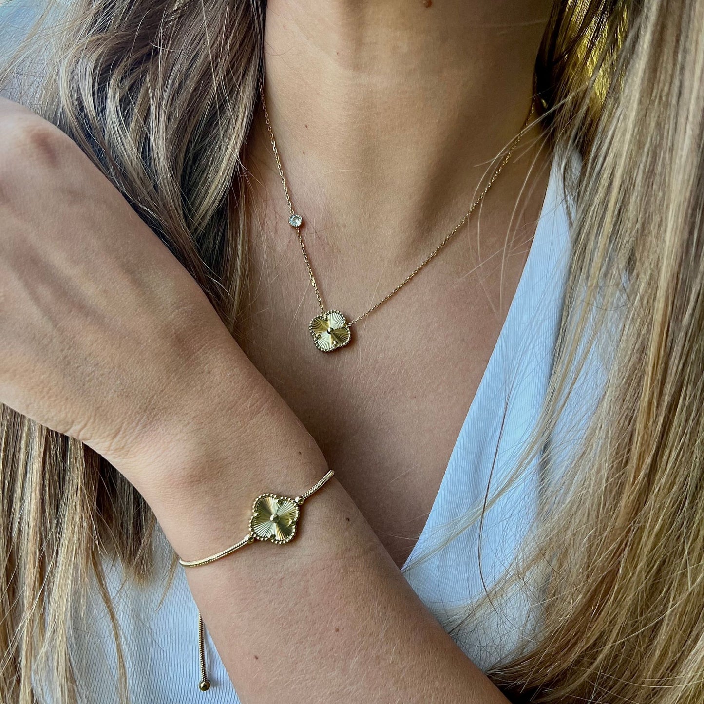 BEATRIZ VI | Pulseira com Trevo e Zircônia em Aço Inoxidável