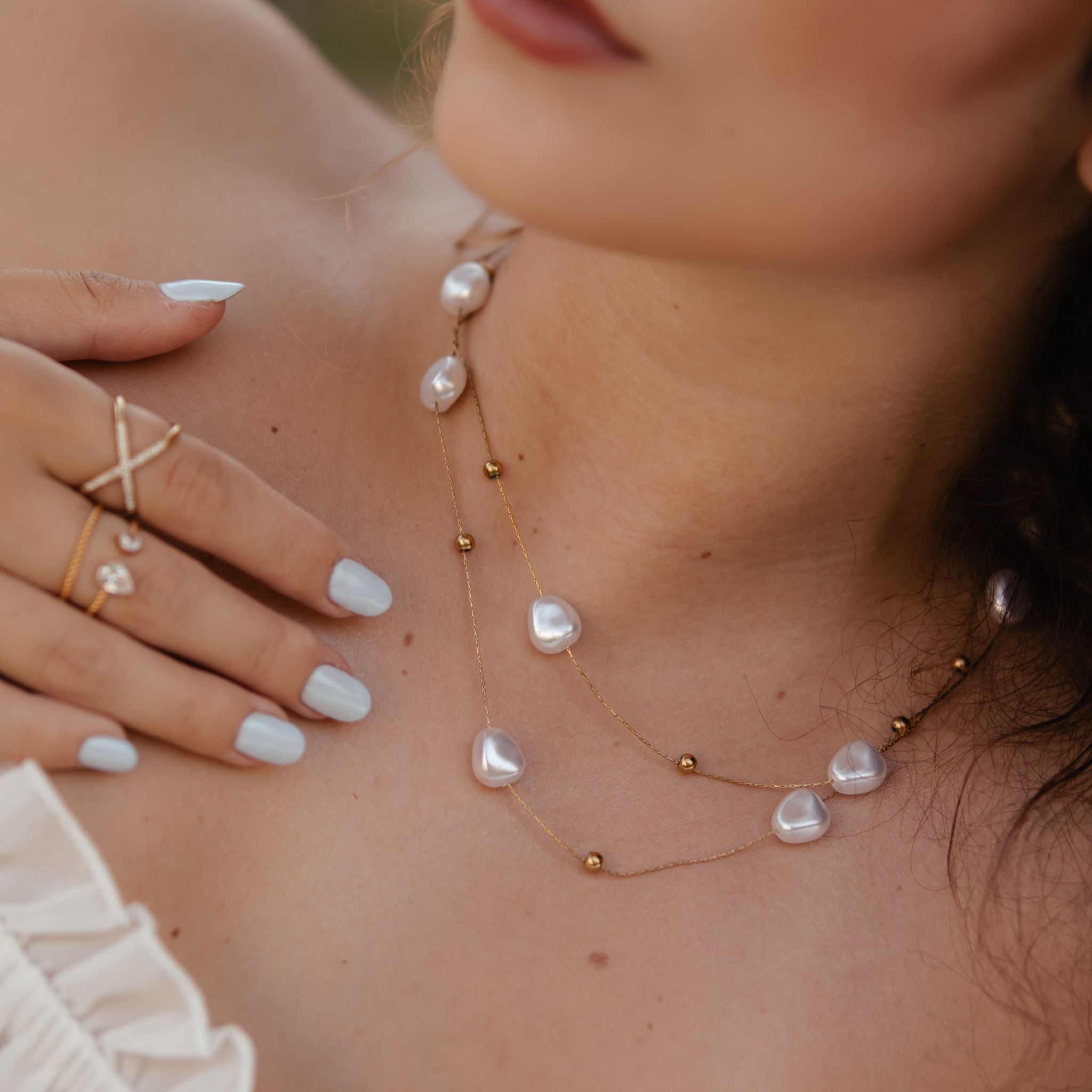 DOBLE PEARL | Colar Duplo tipo Gargantilha em Malha Dourada com Pérolas em Aço Inoxidável