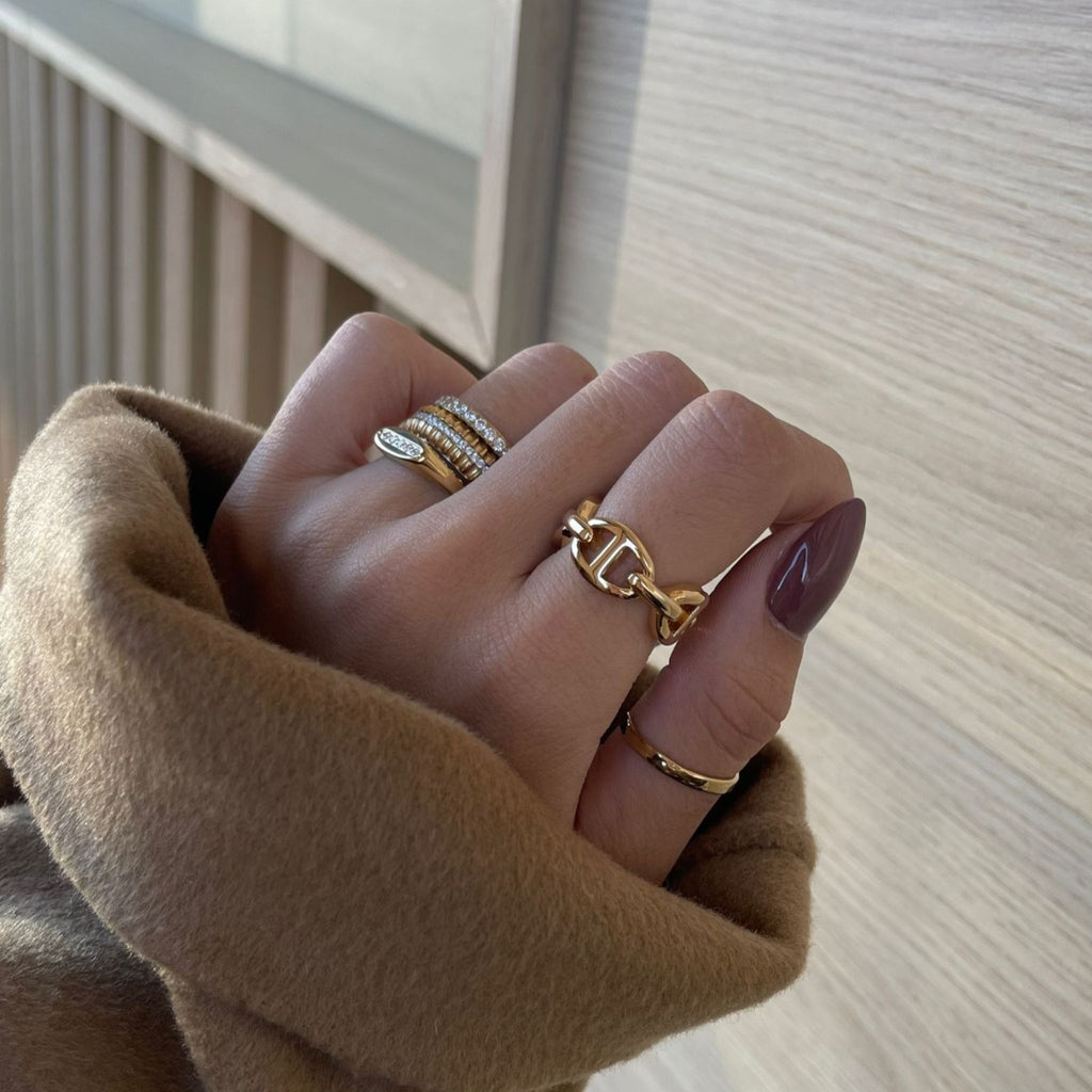 AMORA | Anel em Aço Inoxidável Dourado com Zircônias Brancas