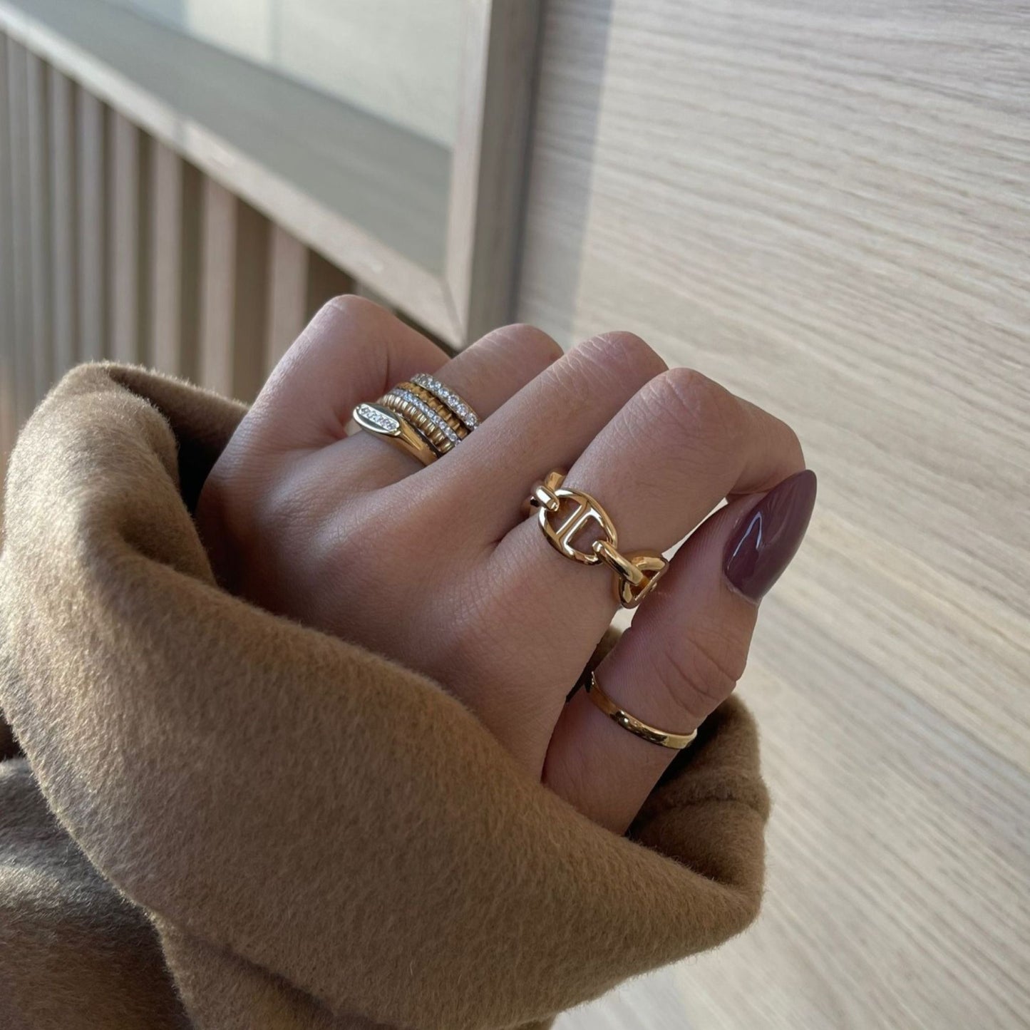 AMORA | Anel em Aço Inoxidável Dourado com Zircônias Brancas