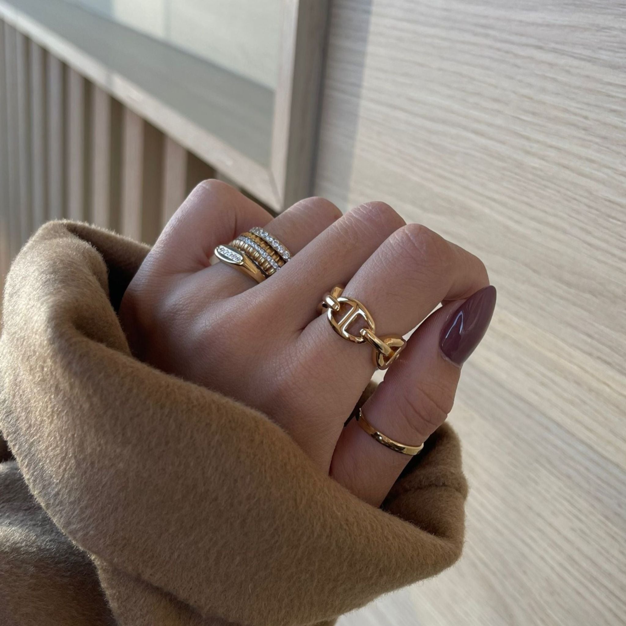 AMORA | Anel em Aço Inoxidável Dourado com Zircônias Brancas