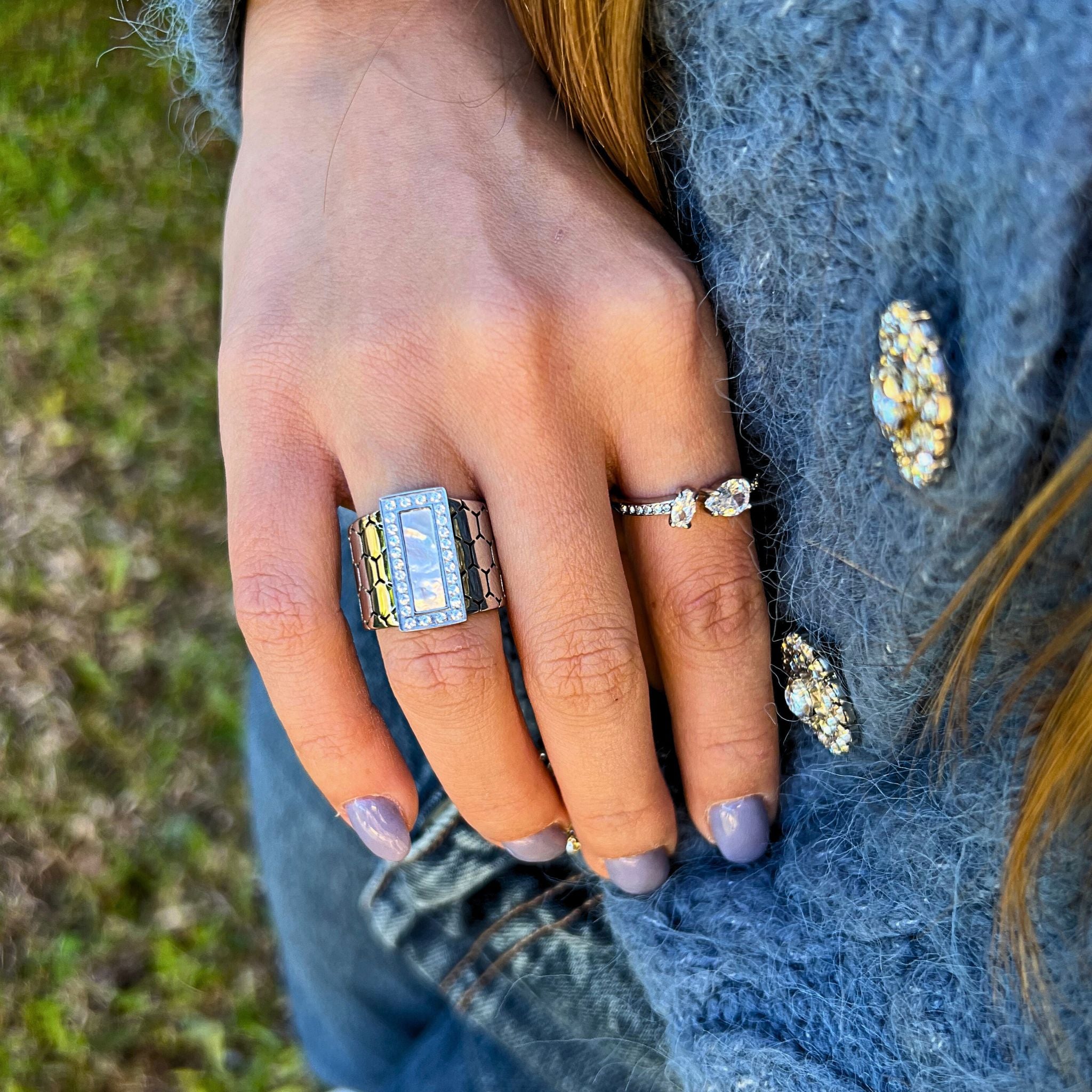 EDNA | Anel Estilo Aliança com Zircônias em Aço Inoxidável