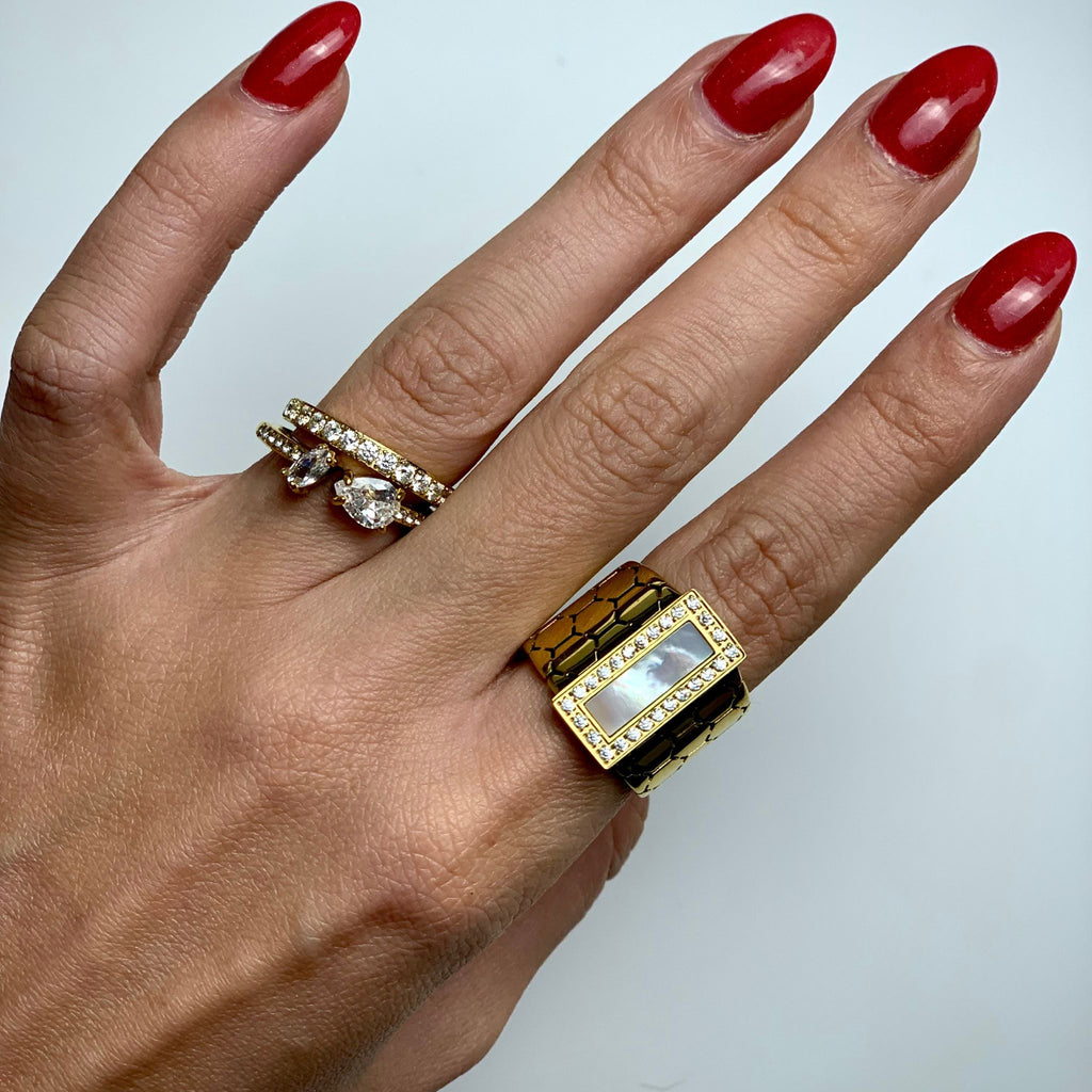 DORA II | Anel Estilo Aliança com Zircônias Brancas em Aço Inox