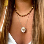 ESPÍRITO SANTO I | Colar com Espírito Santo em Aço Inox e Madrepérola