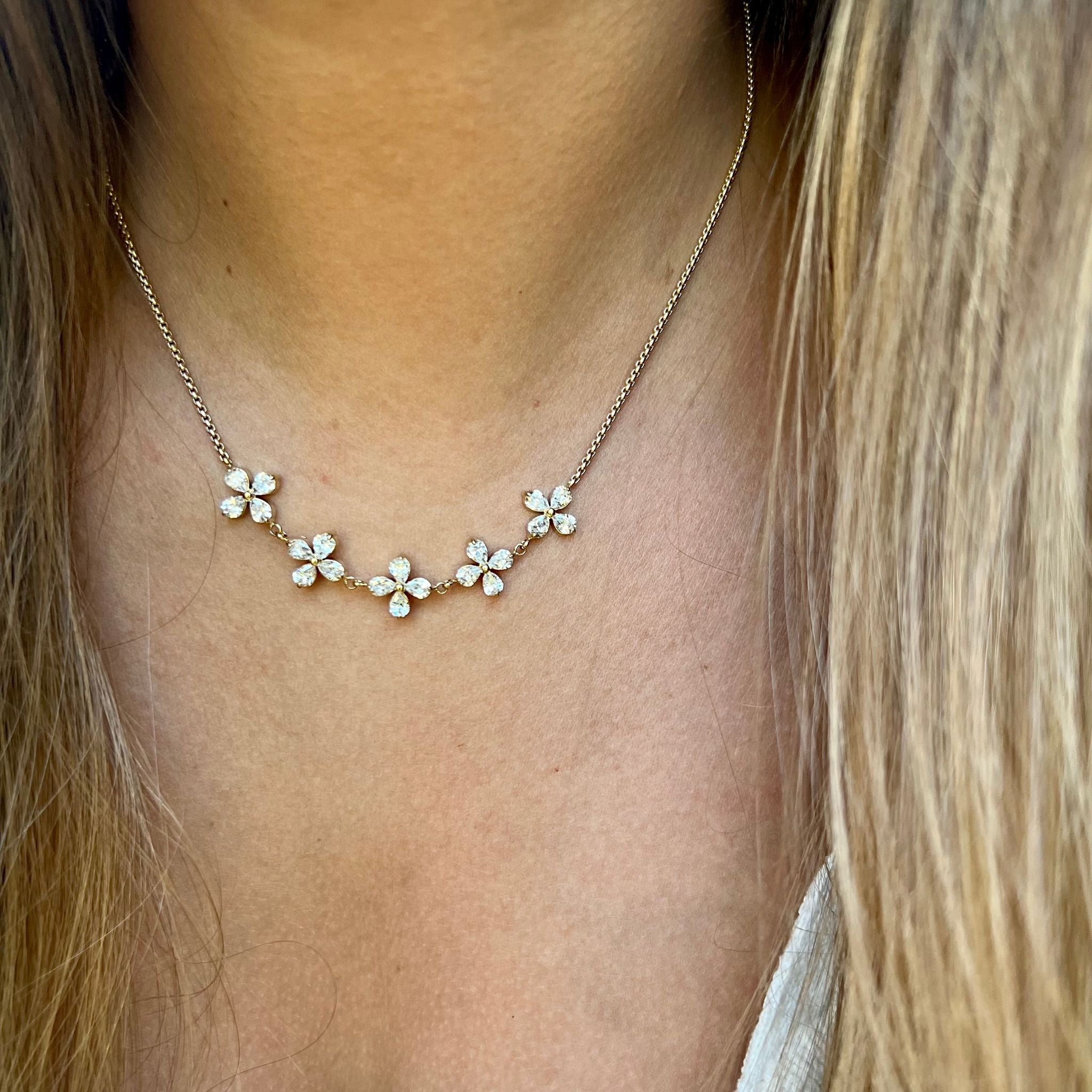 FLAWLESS | Colar Tipo Chocker com Flores em Zircônias e Aço Inoxidável