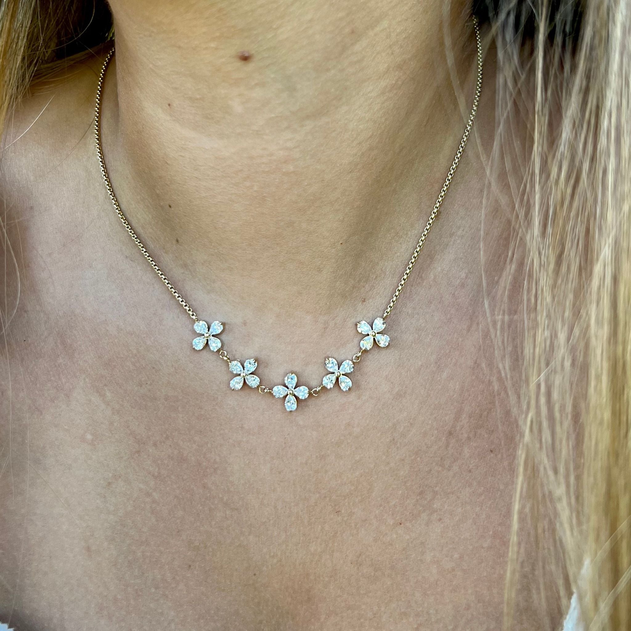 FLAWLESS | Colar Tipo Chocker com Flores em Zircônias e Aço Inoxidável