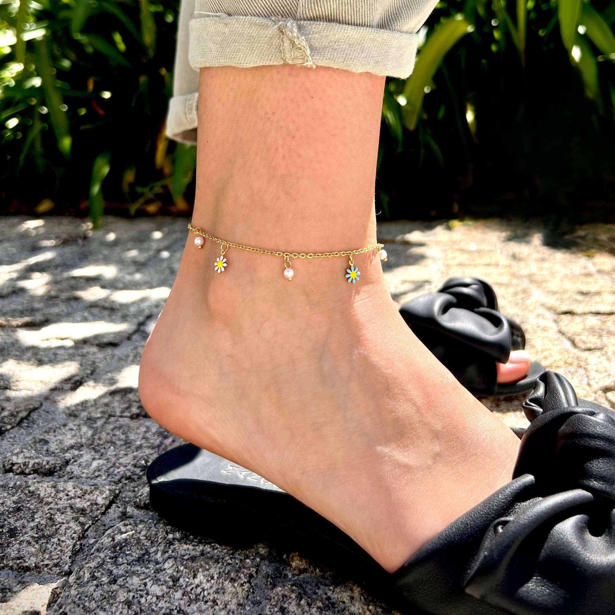 FLOWER | Pulseira de Pé com Margaridas e Pérolas em Aço Inox