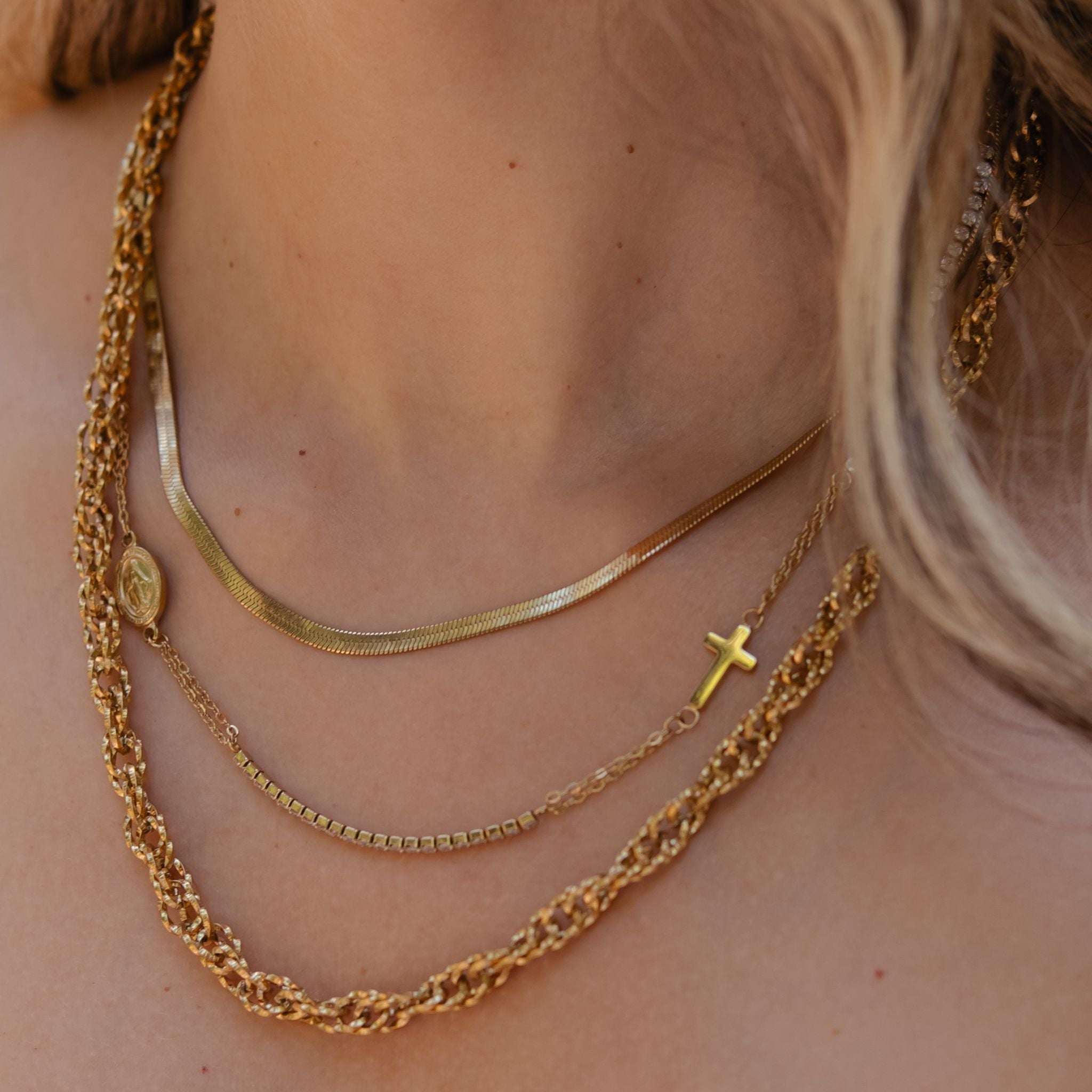 GRACE | Colar Estilo Rosário com Cruz e Nossa Senhora Milagrosa em Aço Inox