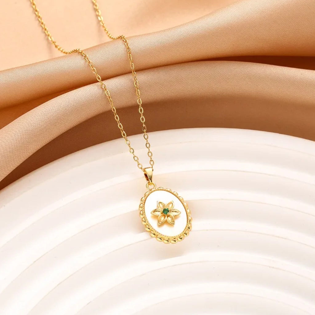 GREEN FLOWER | Colar com Flôr Dourada e Zircônia Verde em Aço Inox