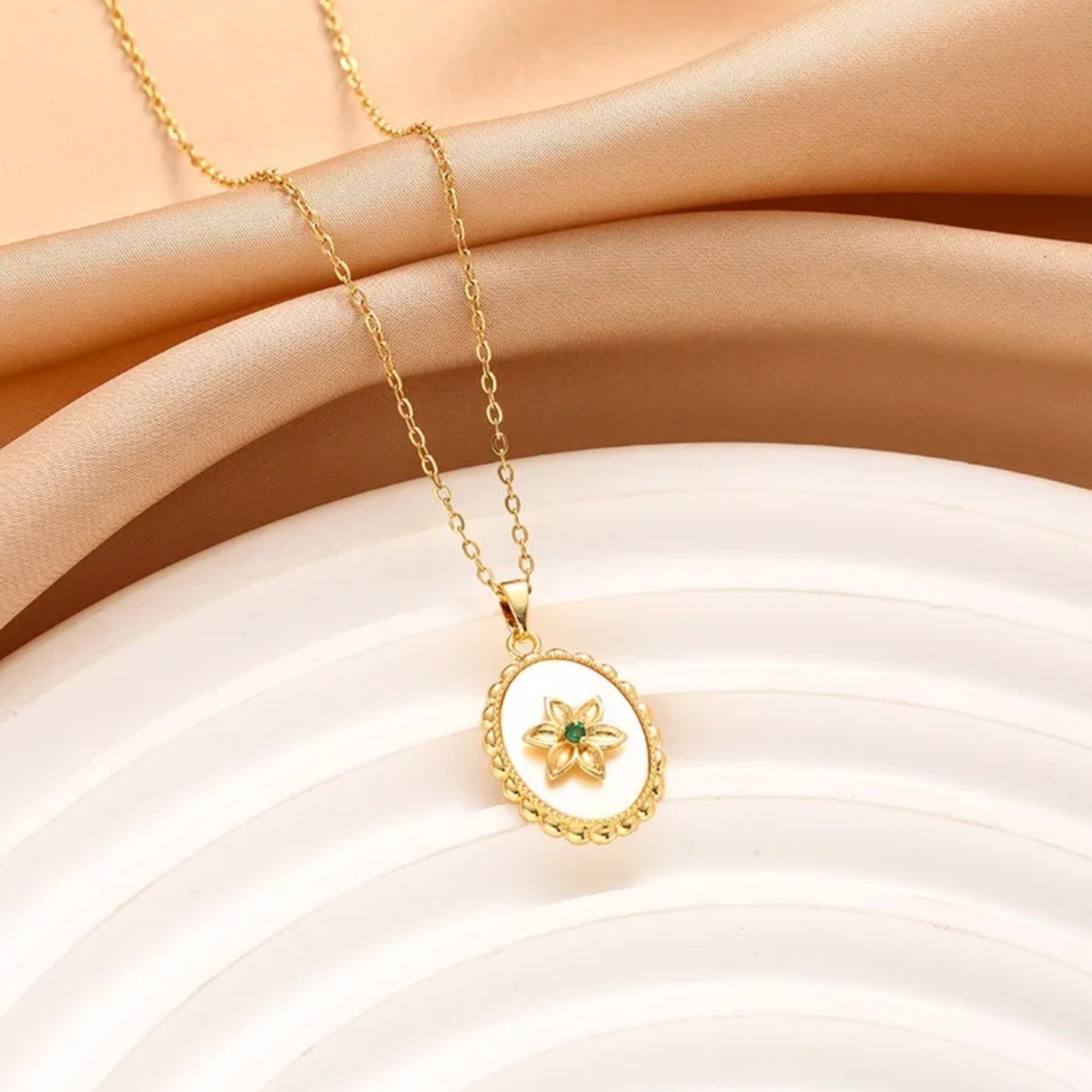 GREEN FLOWER | Colar com Flôr Dourada e Zircônia Verde em Aço Inox