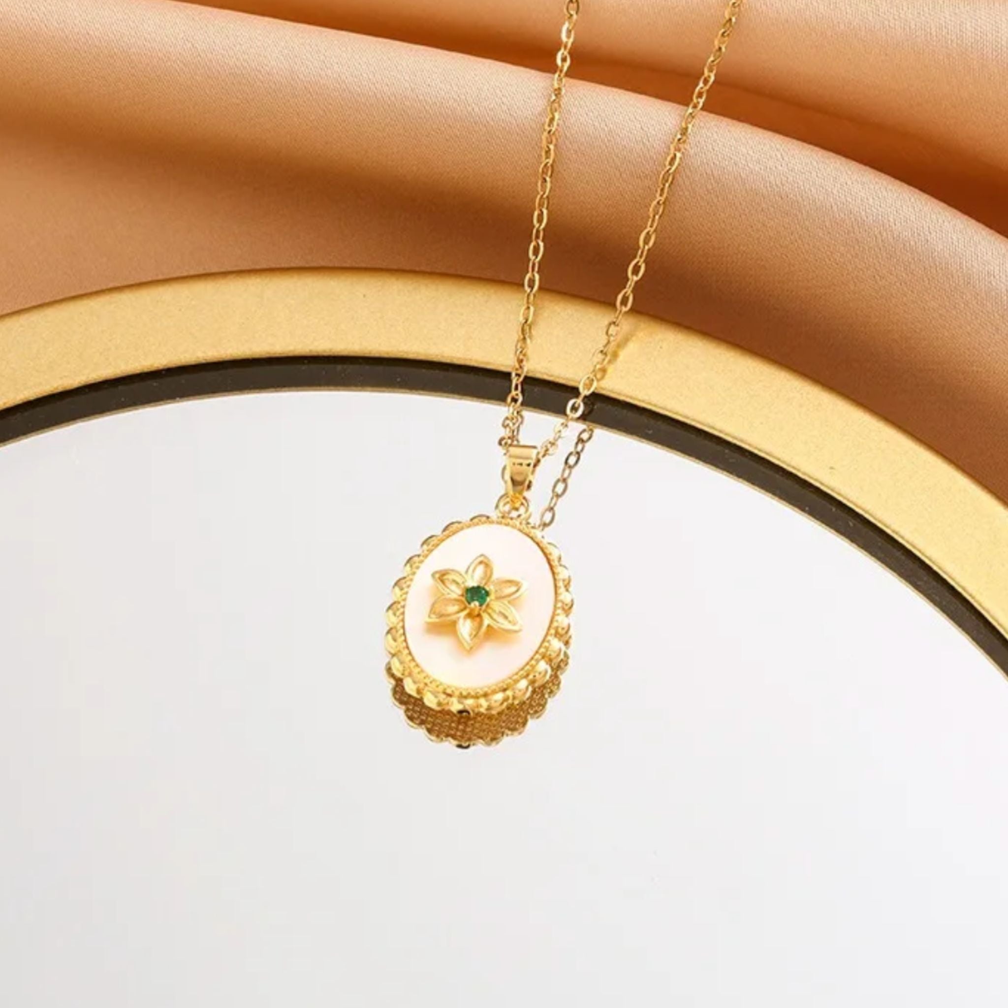 GREEN FLOWER | Colar com Flôr Dourada e Zircônia Verde em Aço Inox