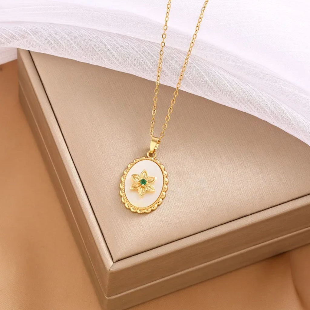GREEN FLOWER | Colar com Flôr Dourada e Zircônia Verde em Aço Inox